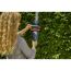 Person schneidet Hecke mit GARDENA Akku-Heckenschere