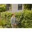 Person schneidet Hecke mit Akku-Heckenschere