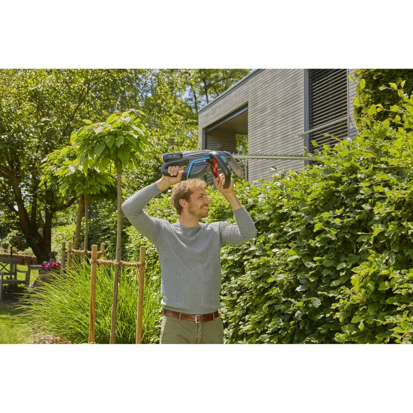 Person hält eine GARDENA Akku-Heckenschere hoch.