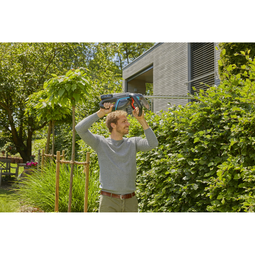 Person hält eine GARDENA Akku-Heckenschere hoch.