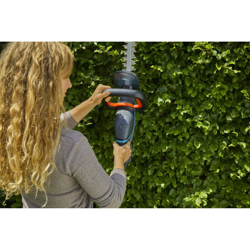 Person schneidet Hecke mit GARDENA Akku-Heckenschere
