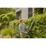 Person schneidet Hecke mit Akku-Heckenschere