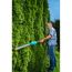 Person schneidet Hecke mit Akku-Heckenschere