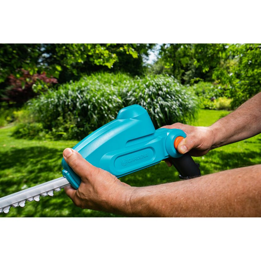Person hält eine GARDENA Akku-Heckenschere