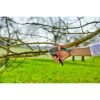 Person schneidet mit Gartenschere GARDENA ExpertCut einen Ast
