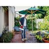Person benutzt Akku-Drucksprüher im Garten.