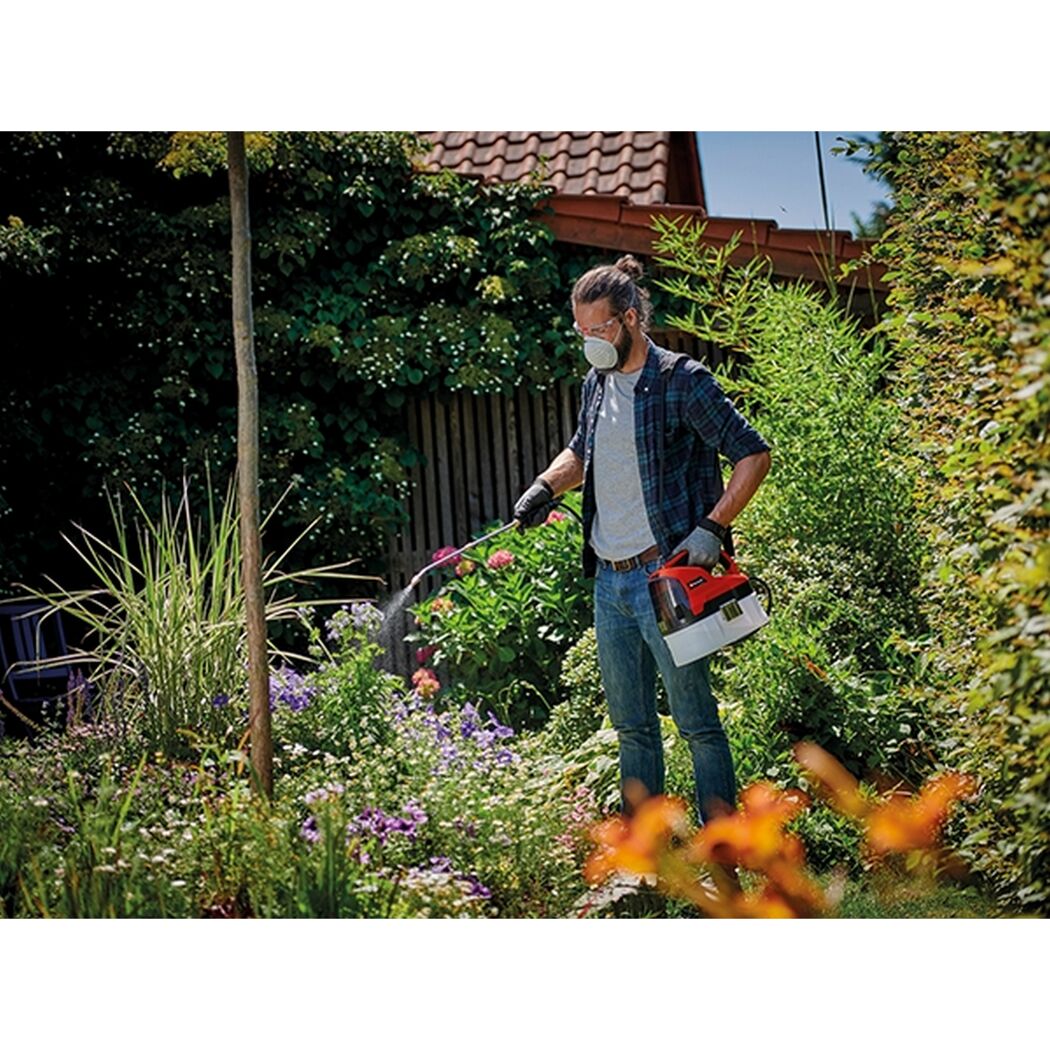 Person sprüht mit Akku-Drucksprüher GE-WS 18/35 Li-Solo Pflanzen im Garten.