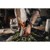 Person schneidet Blumen mit einer Fiskars Schere