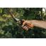 Person schneidet einen Ast mit der Fiskars Gartenschere P941.