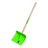 Grüne Schneeschaufel mit Holzstiel