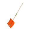 Orangener Schneeschieber mit Holzstiel