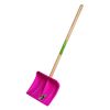 Pinker Kinderspielzeug-Schneeschieber mit Holzstiel