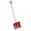 Roter Schneeschieber mit Holzstiel