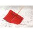 Roter Schneeschieber im Schnee