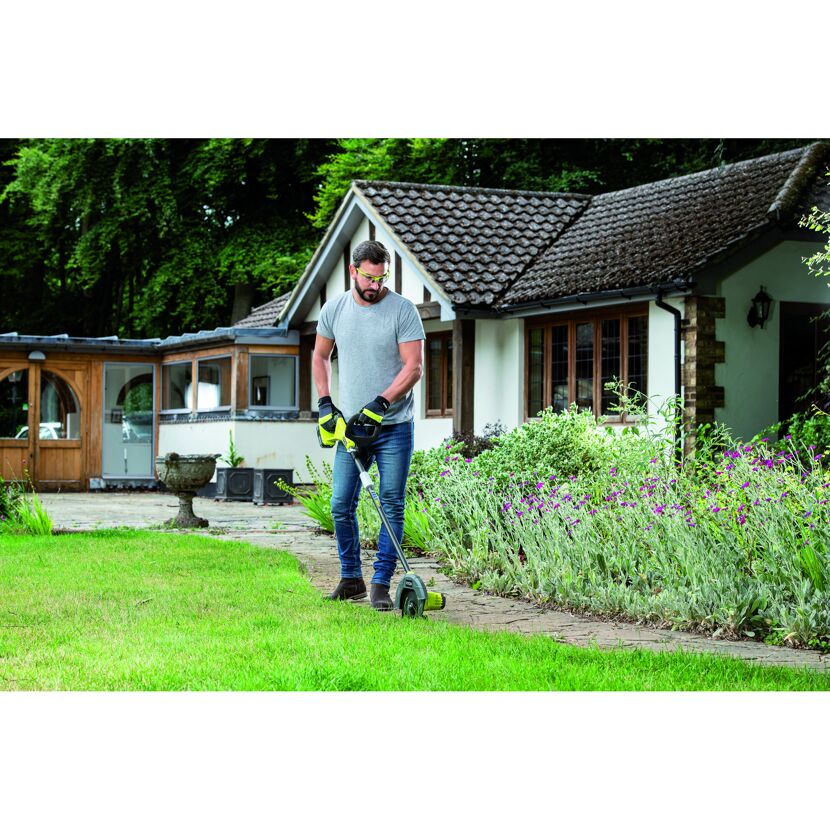 Person verwendet Akku-Kantenschneider im Garten.