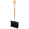 Schwarzer Schneeschieber Fiskars SnowXpert mit orangefarbenem Griff