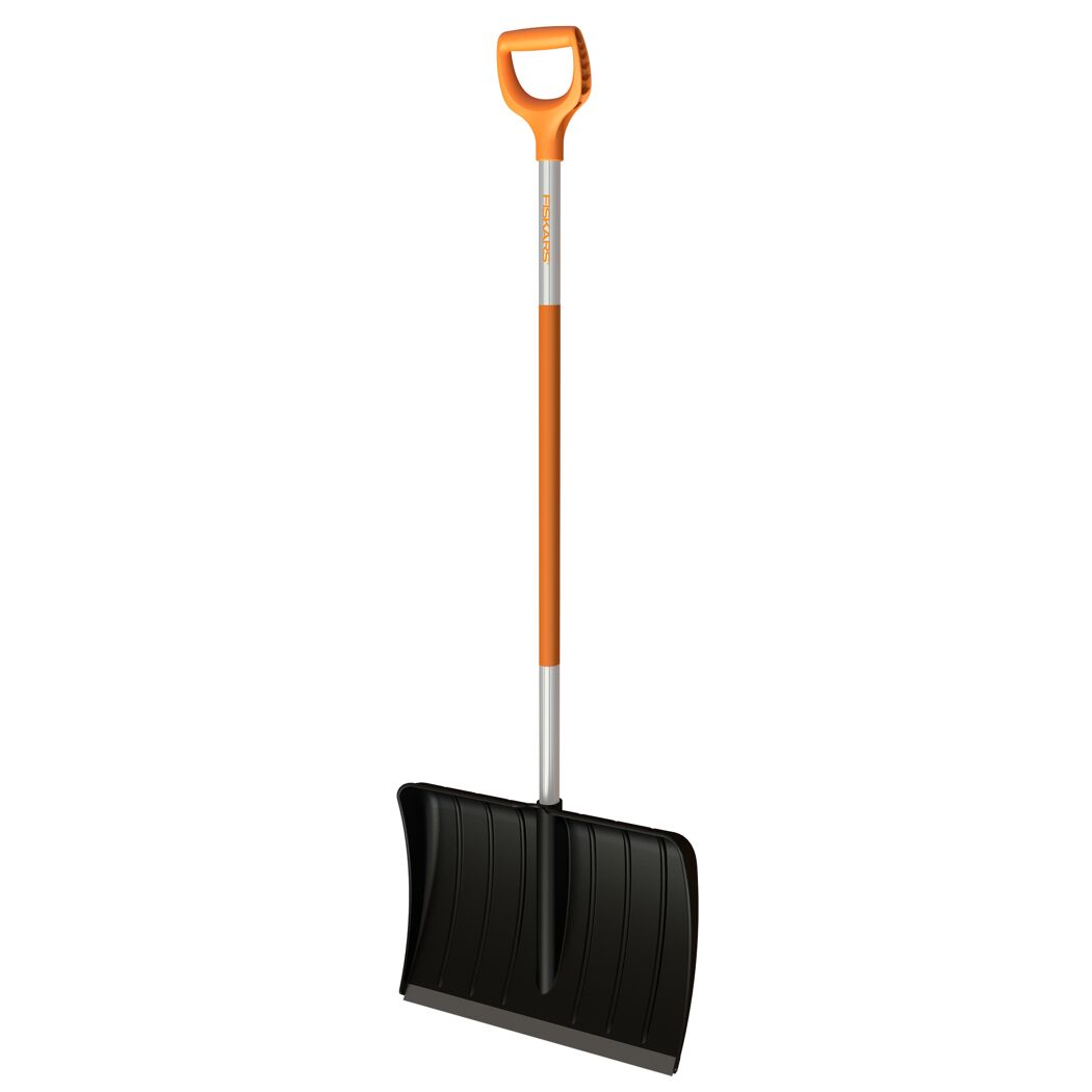 Schwarzer Schneeschieber Fiskars SnowXpert mit orangefarbenem Griff