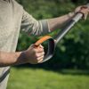 Person hält eine Fiskars Xact Spatengabel L