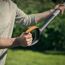 Person hält eine Fiskars Xact Spatengabel L