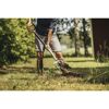Person lockert Erde mit Fiskars Xact Spatengabel