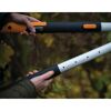 Person verstellt den Teleskopstiel der Fiskars Heckenschere SmartFit.