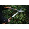 Person verwendet eine Fiskars Teleskopheckenschere SmartFit.