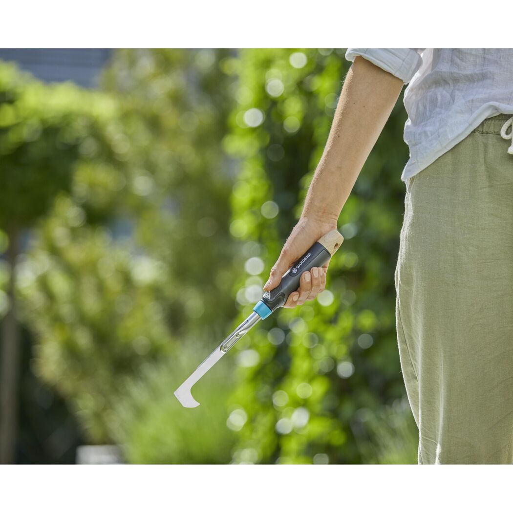 Person hält einen Fugenkratzer von GARDENA.