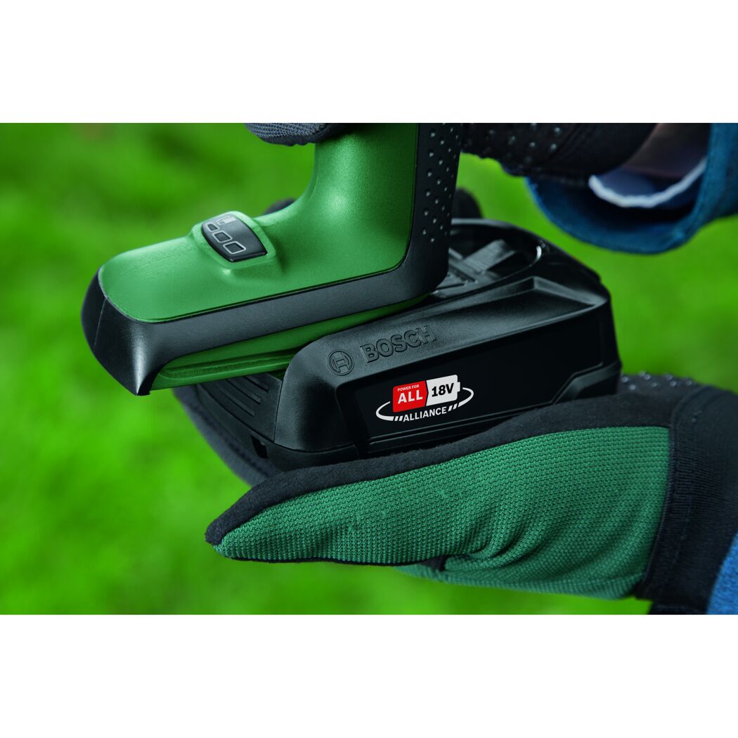 Akku wird in eine Bosch Gartensäge eingesetzt