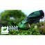 Person schneidet Hecke mit Bosch Isio Grasschere