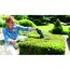 Person schneidet Hecke mit Akku-Gras- und Strauchschere