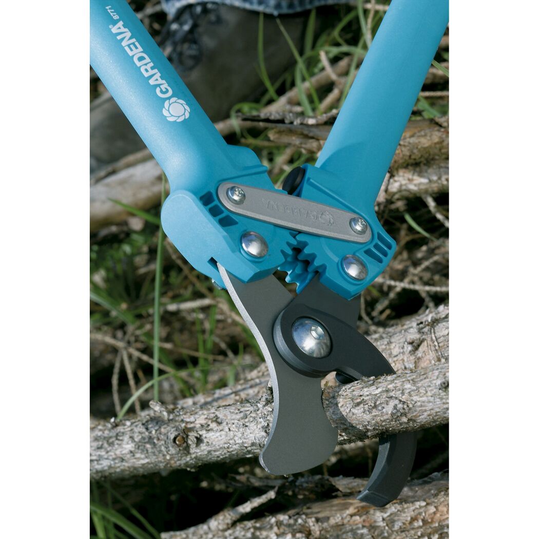 Gardena Astschere Comfort beim Schneiden von Ästen
