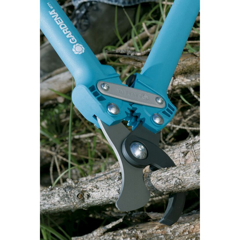 Gardena Astschere Comfort beim Schneiden von Ästen