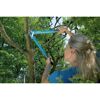 Person schneidet mit GARDENA Astschere einen Ast