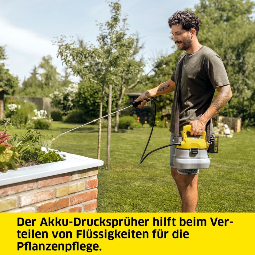 Person sprüht mit Akku-Drucksprüher Pflanzen.