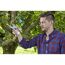Person schneidet mit Gartenschere Comfort SmartCut einen Ast
