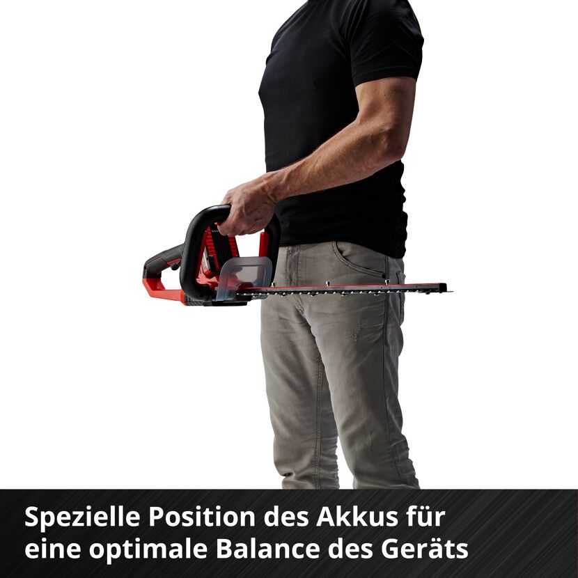 Person hält eine Akku-Heckenschere
