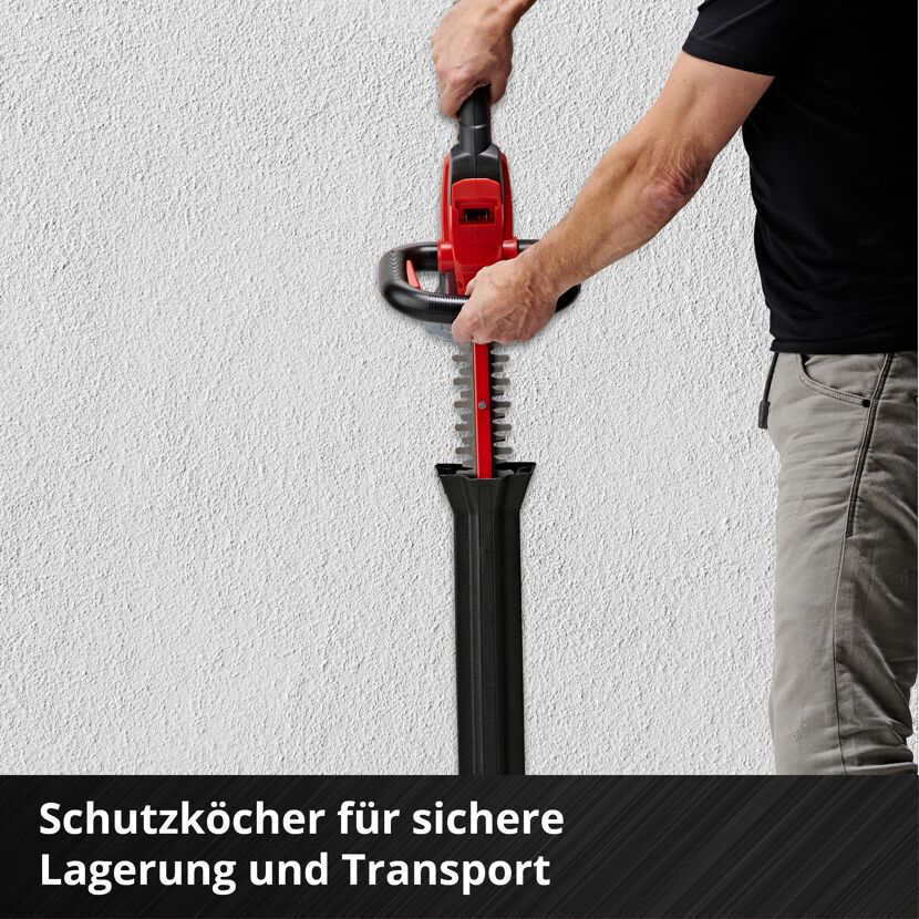 Person steckt Heckenschere in Schutzköcher