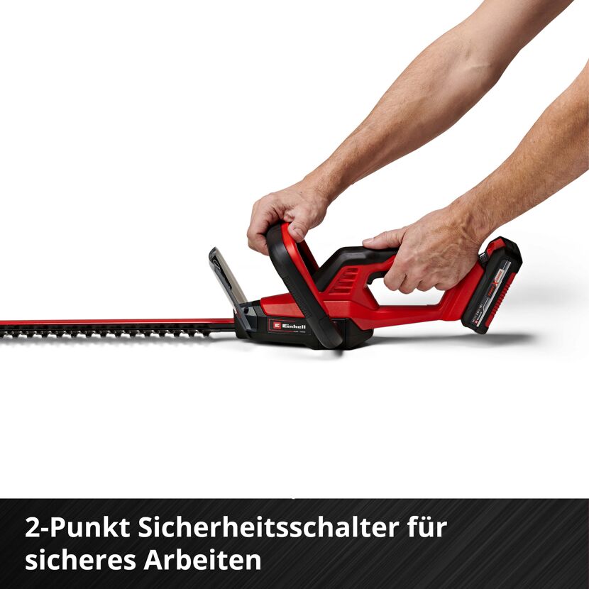 Person hält eine rote Akku-Heckenschere von Einhell.