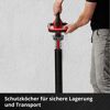 Person steckt Heckenschere in Schutzköcher
