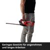 Person hält eine rote Akku-Heckenschere