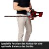 Person hält rote Einhell Akku-Heckenschere