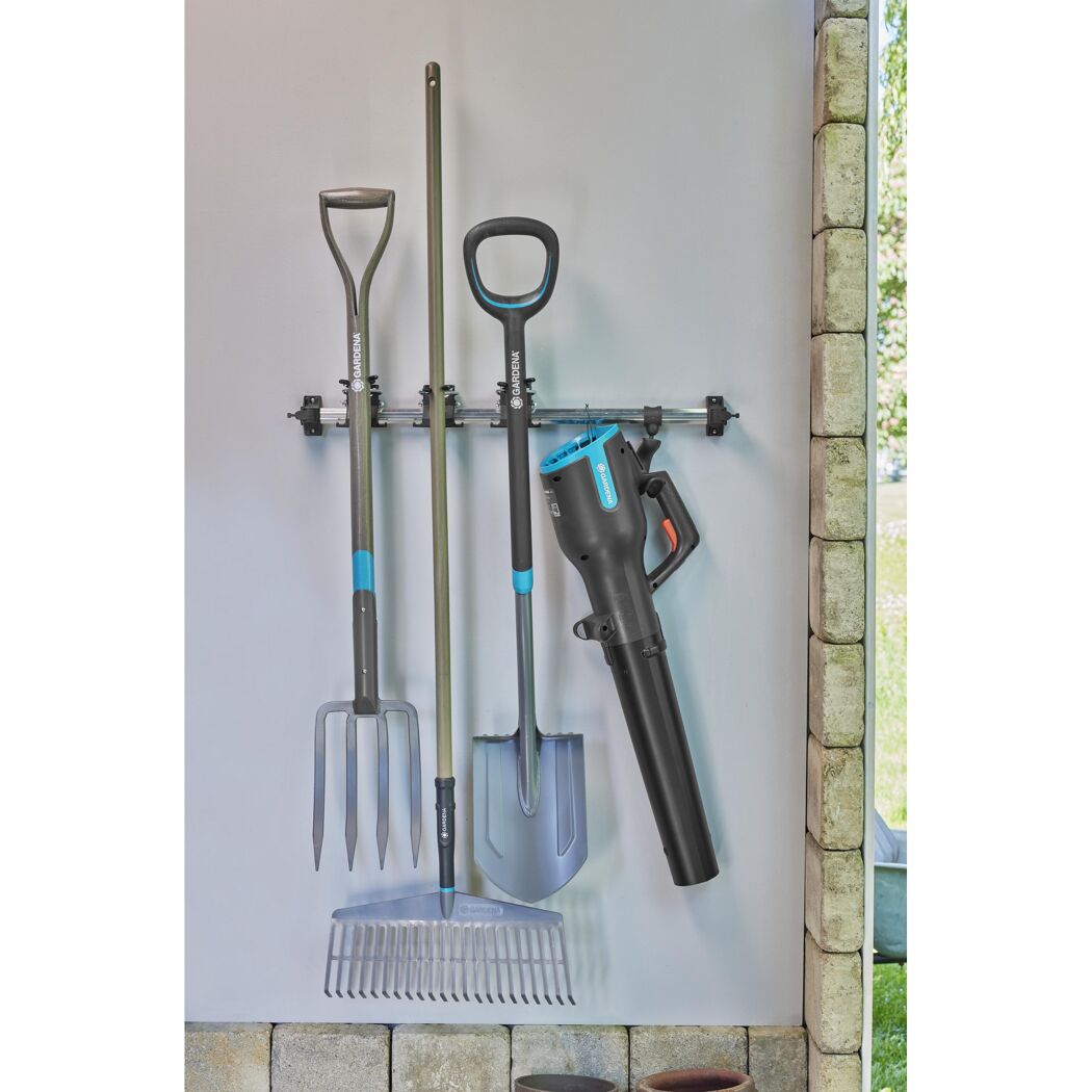 Gardena Gerätehalter Plus mit Gartengeräten