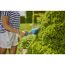 Person schneidet Hecke mit Akku-Grasschere