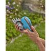 Person hält Akku-Grasschere ClassicCut Li von GARDENA