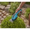 Person schneidet Buchsbaum mit GARDENA Akku-Grasschere