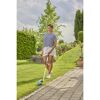 Person mäht Rasenkante mit Akku-Grasschere ComfortCut.