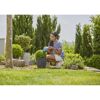 Person schneidet Buchsbaum mit Akku-Grasschere ComfortCut