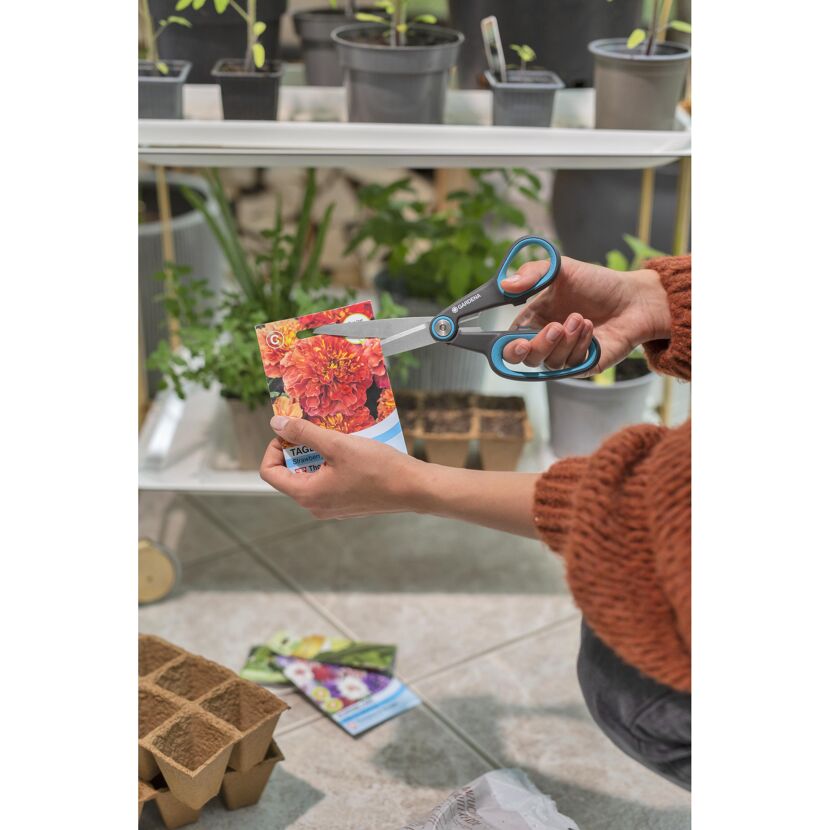 Person schneidet eine Samentüte mit der GARDENA MultiCut.