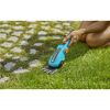 Person kürzt Gras mit Akku-Grasschere ComfortCut Li