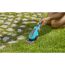 Person kürzt Gras mit Akku-Grasschere ComfortCut Li